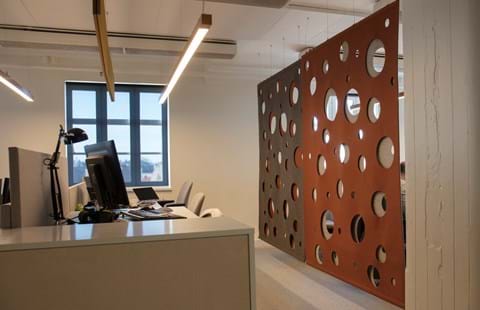 CoverDouble i brun orange på kontor nedhængende i wire