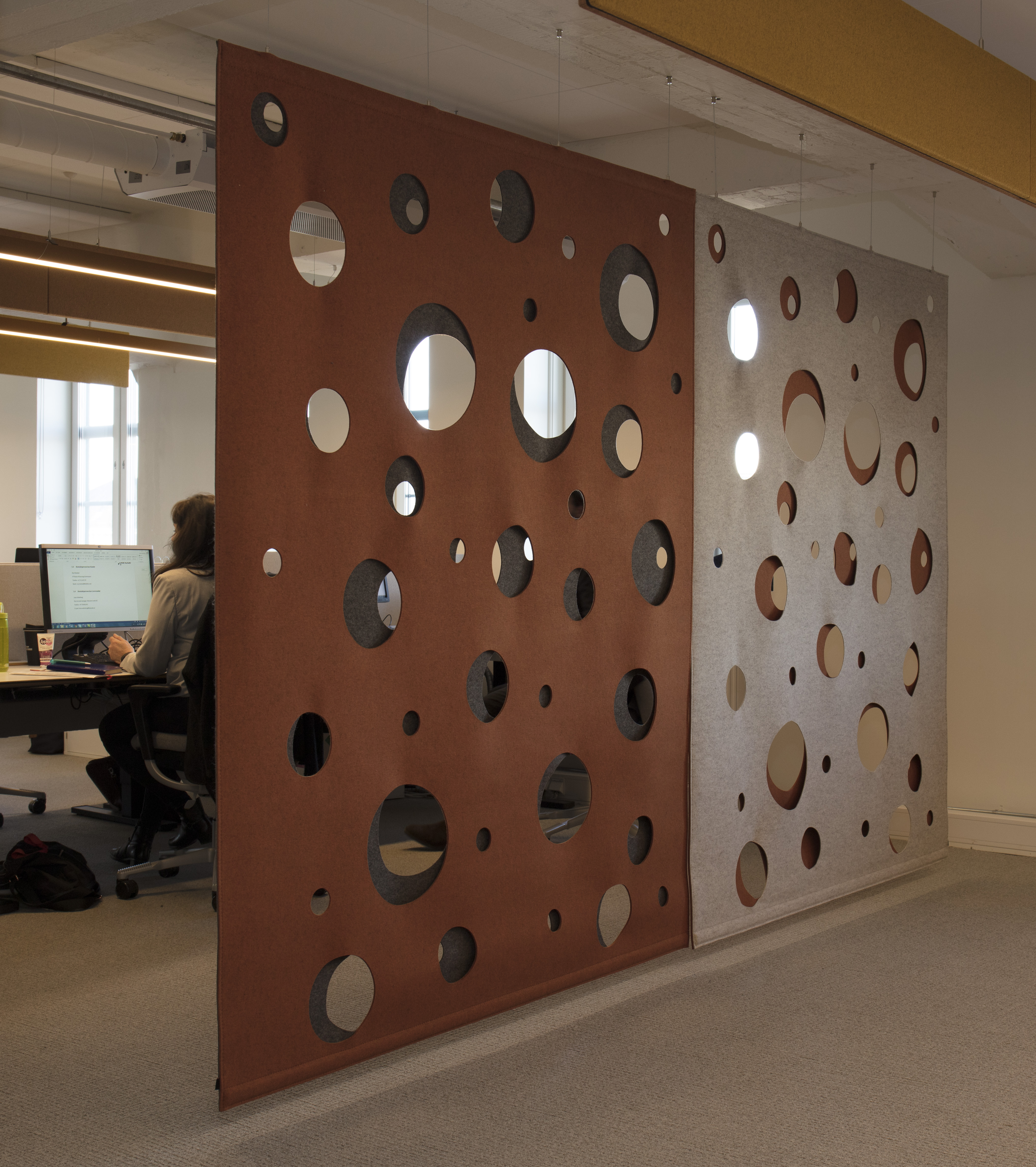 CoverDouble i brun orange på kontor nedhængende i wire