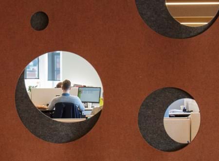 CoverDouble i brun orange på kontor detalje