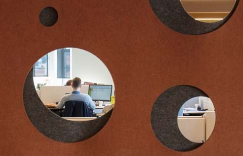 CoverDouble i brun orange på kontor detalje