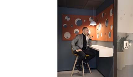 CoverDouble i brun orange på kontor