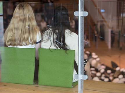 Fold ud stol i grøn filt i auditorium