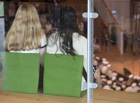 Fold ud stol i grøn filt i auditorium