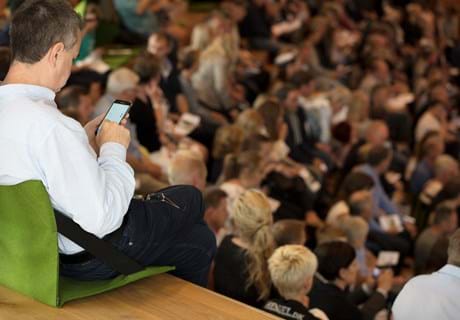 Fold ud stol i grøn filt i auditorium