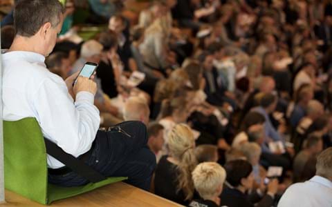 Fold ud stol i grøn filt i auditorium