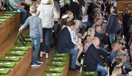 Fold ud stol i grøn filt i auditorium