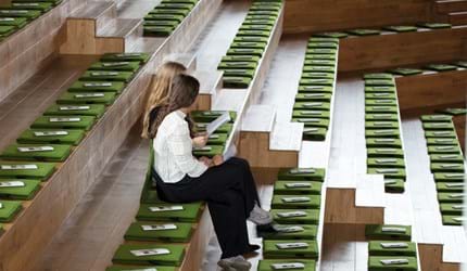 Fold ud stol i grøn filt i auditorium