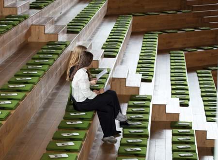 Fold ud stol i grøn filt i auditorium
