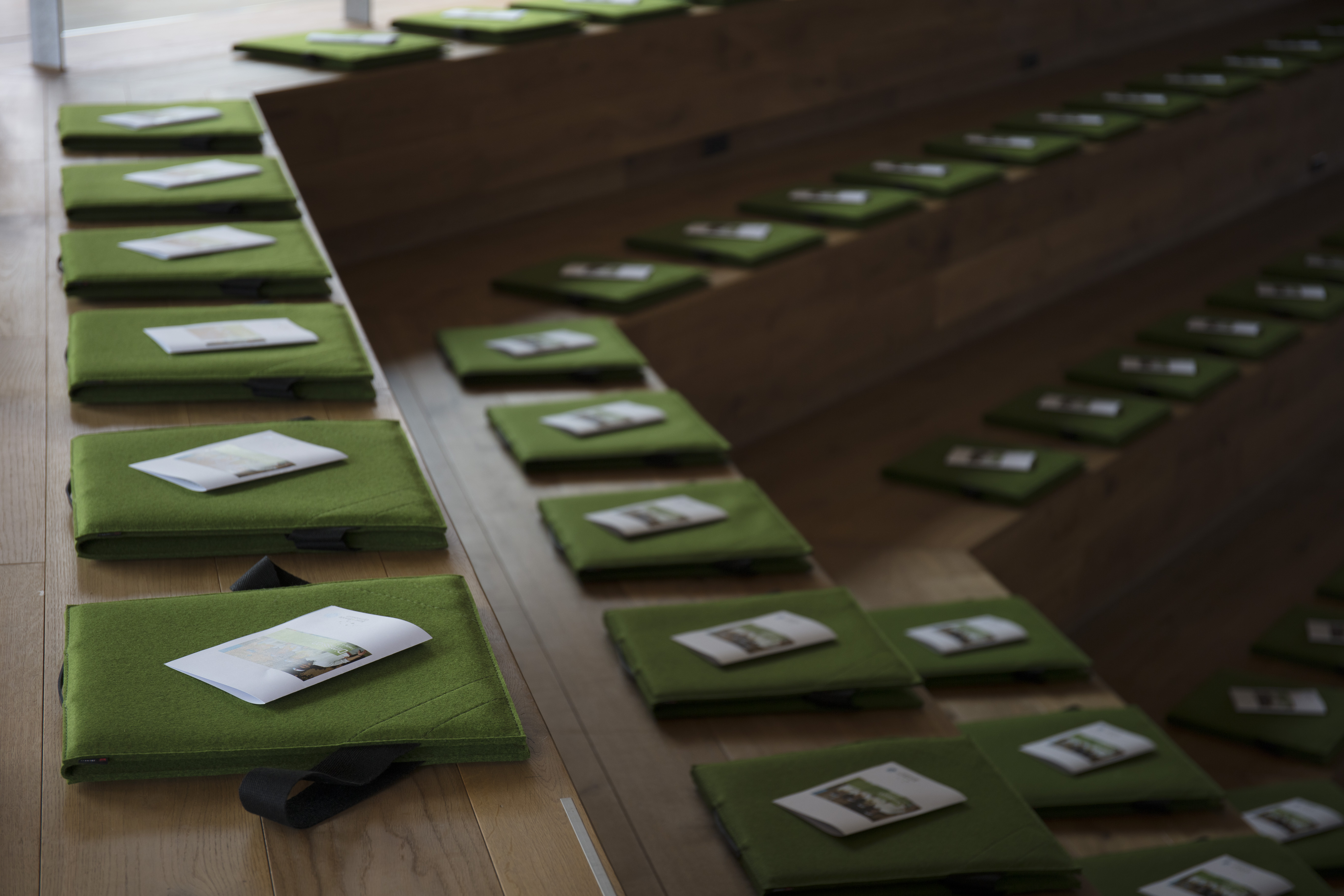 Fold ud stol i grøn filt i auditorium