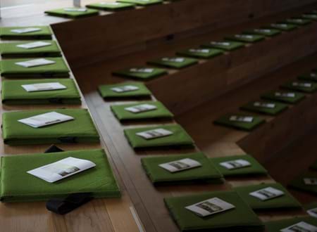 Fold ud stol i grøn filt i auditorium