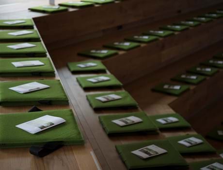 Fold ud stol i grøn filt i auditorium