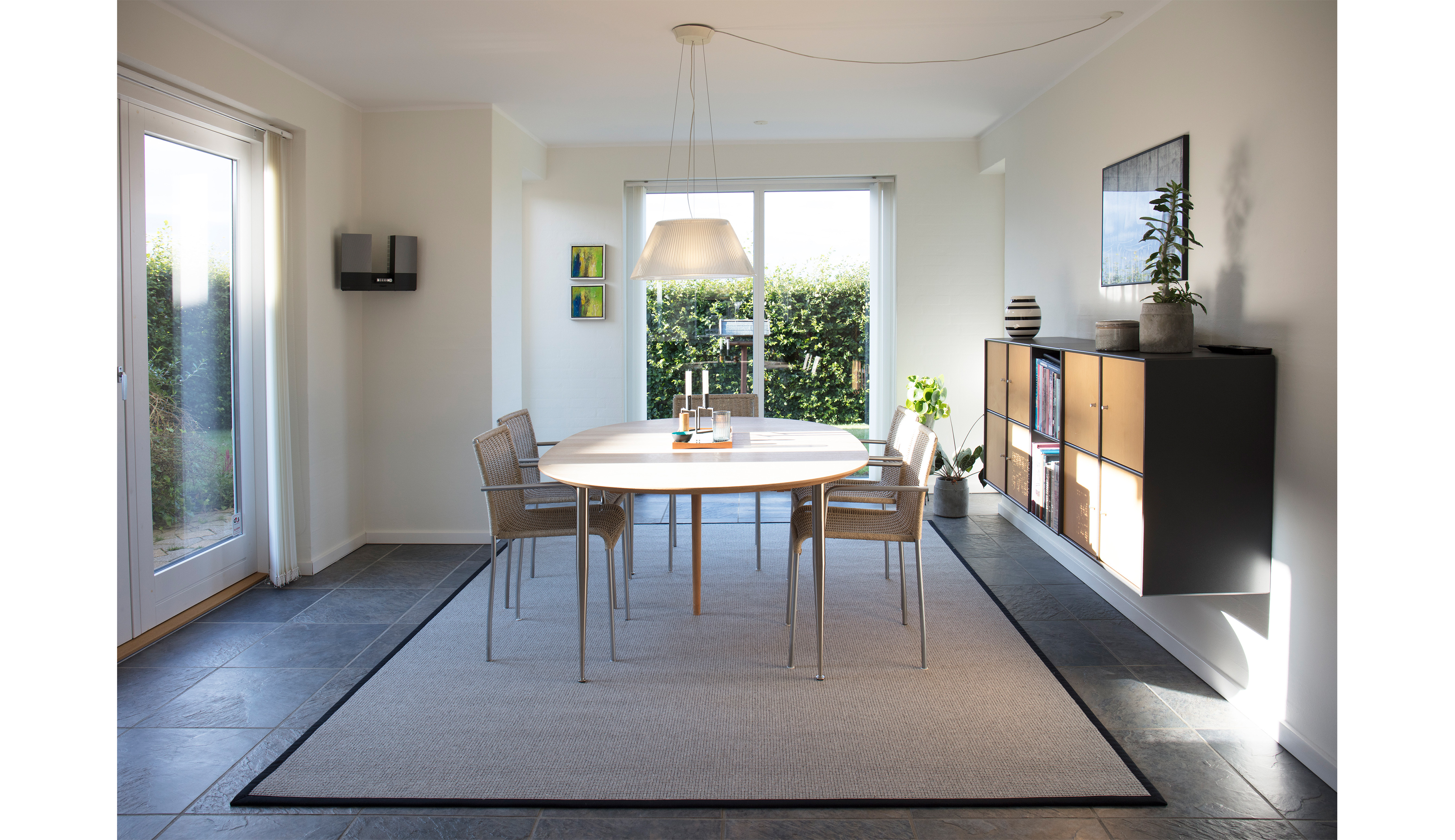 Blues afpasset tæppe i spisestue