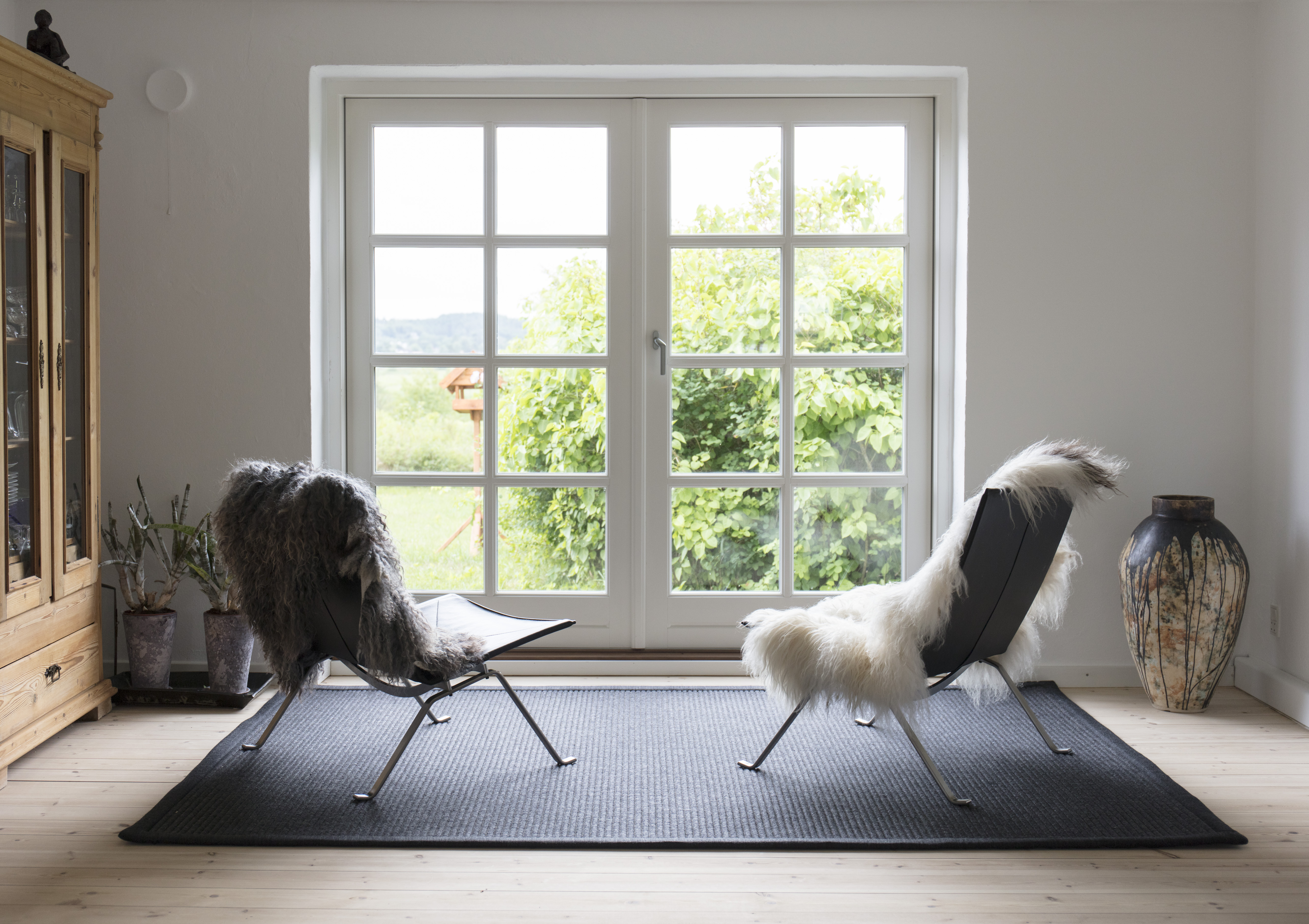 afpasset uldtæppe Tana i stue