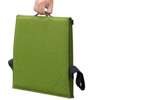 Fold ud stol i grøn filt i auditorium