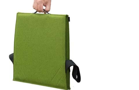 Fold ud stol i grøn filt i auditorium