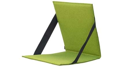 Fold ud stol i grøn filt i auditorium