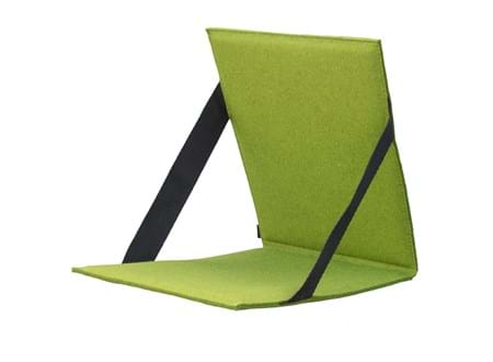 Fold ud stol i grøn filt i auditorium