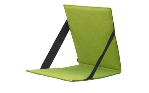 Fold ud stol i grøn filt i auditorium