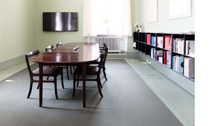 filttæppe støvet grøn på rektors kontor