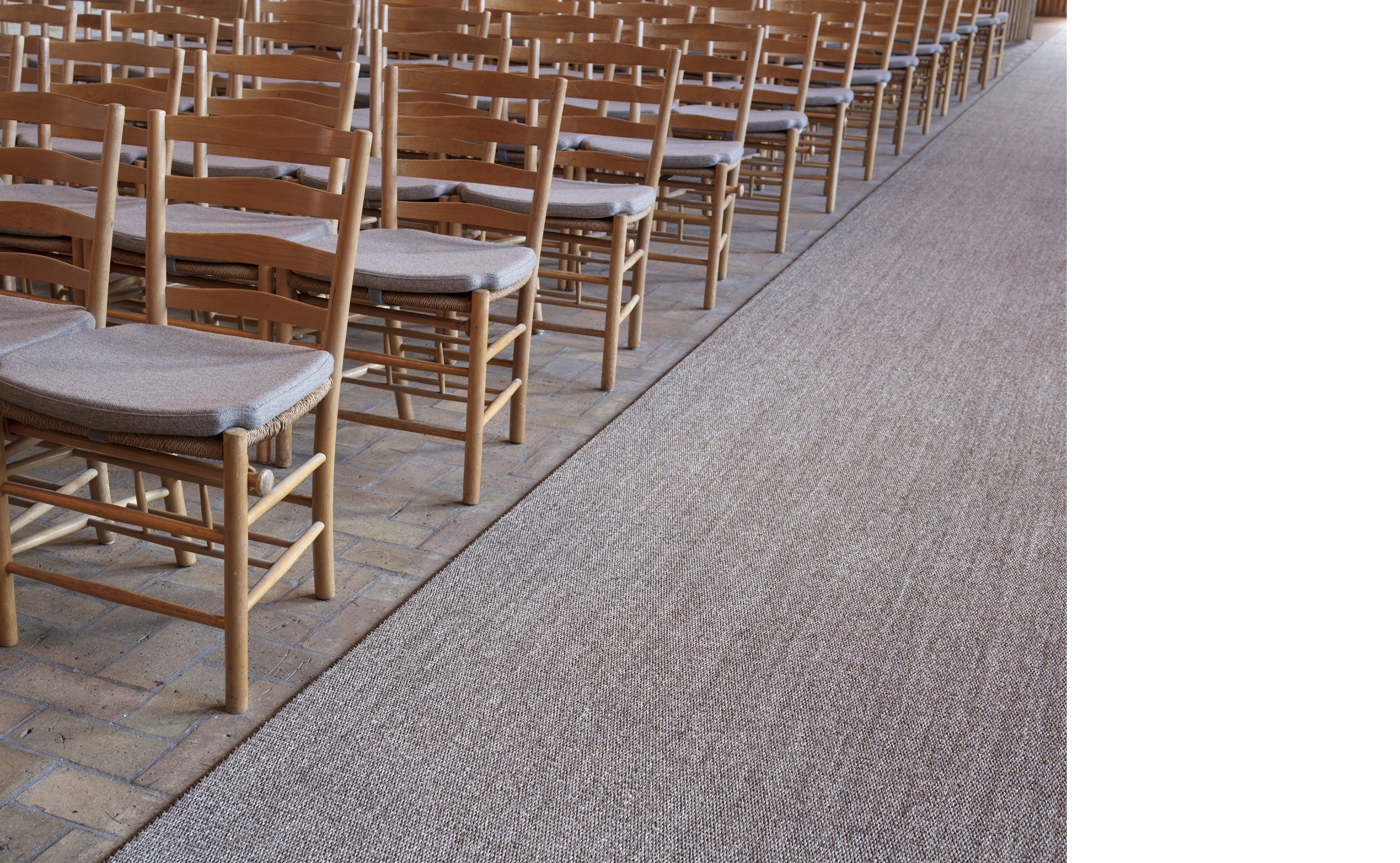 vævet sisal løber i kirke