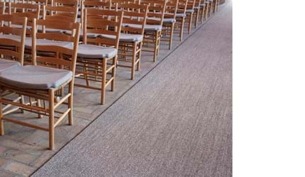 vævet sisal løber i kirke