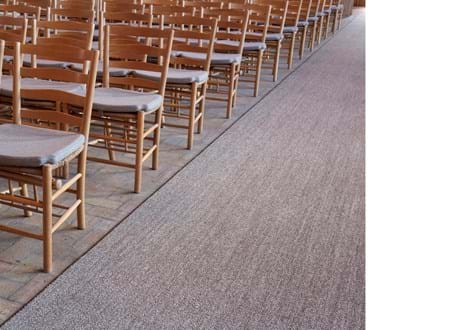 vævet sisal løber i kirke