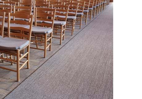 vævet sisal løber i kirke