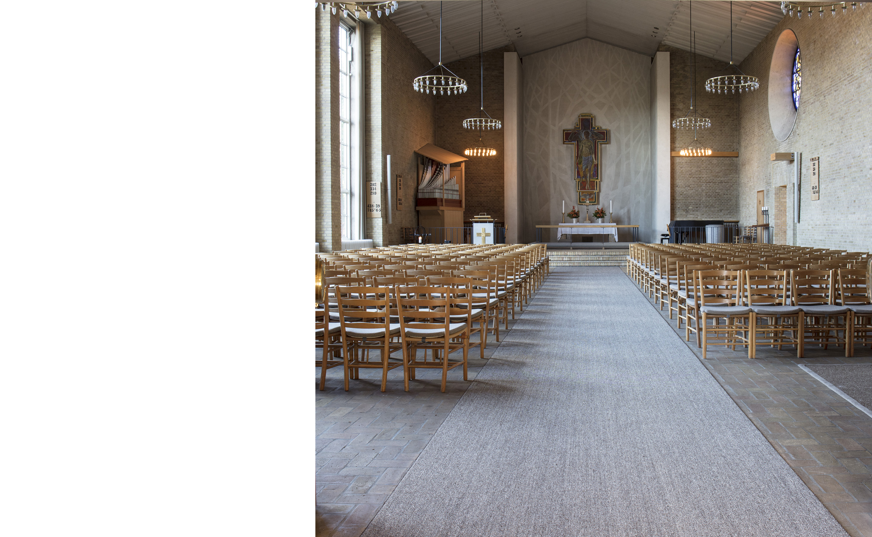 vævet sisal løber i kirke