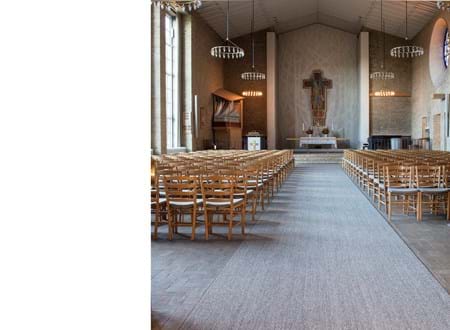 vævet sisal løber i kirke