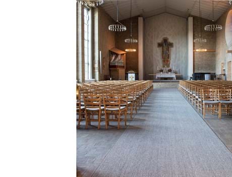 vævet sisal løber i kirke