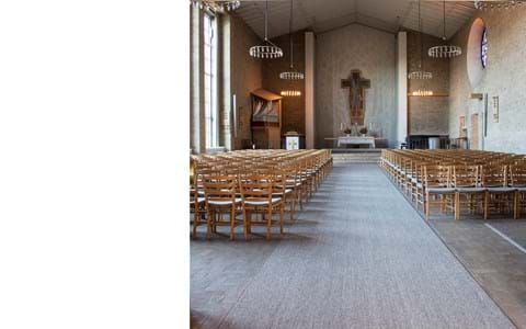 vævet sisal løber i kirke