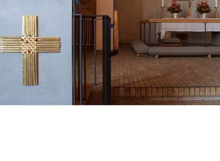 vævet sisal løber i kirke