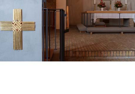 vævet sisal løber i kirke