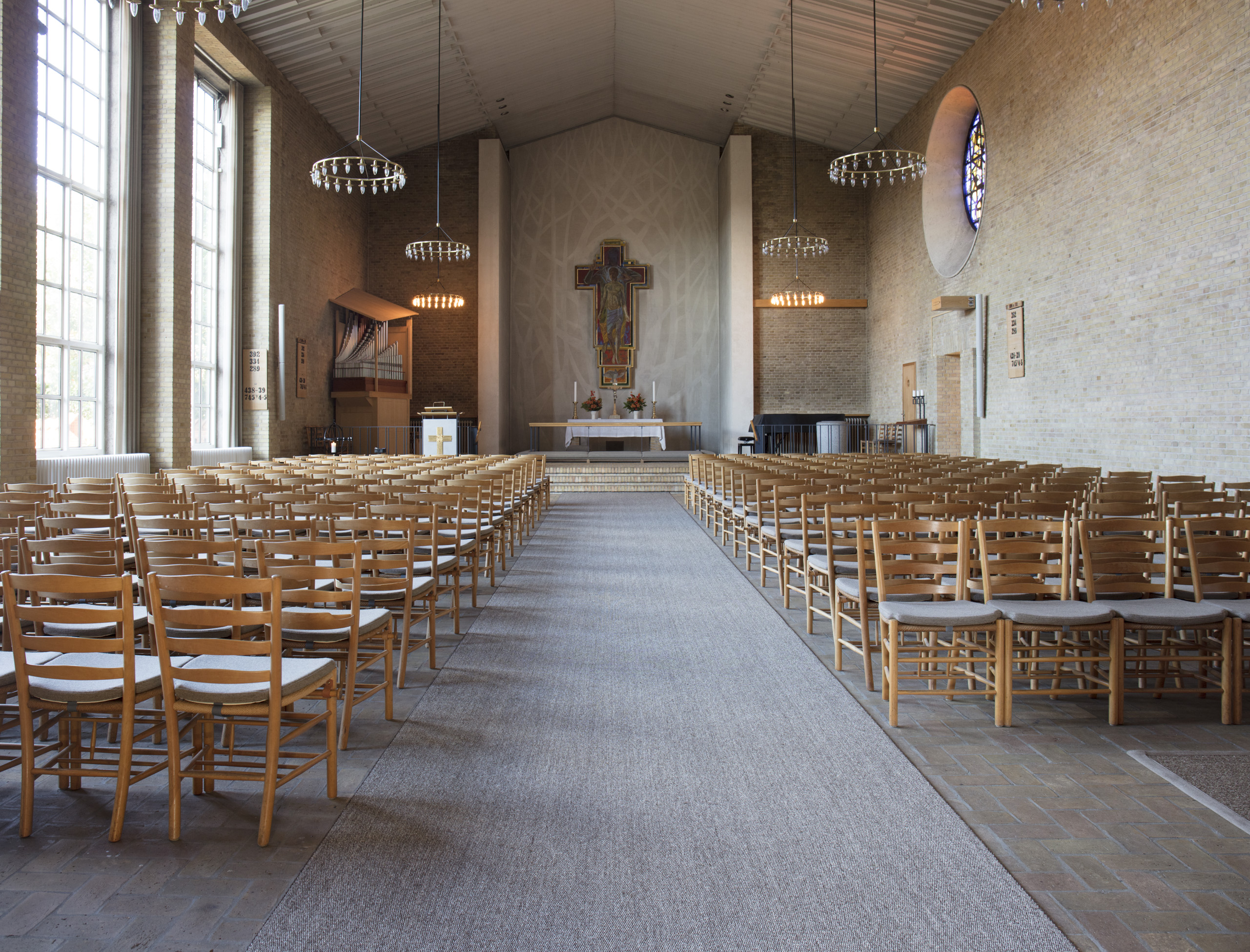 vævet sisal løber i kirke