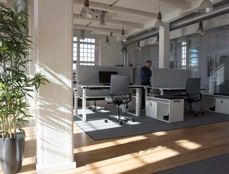 Arctic tæpper i kontor hos Mazda (1)