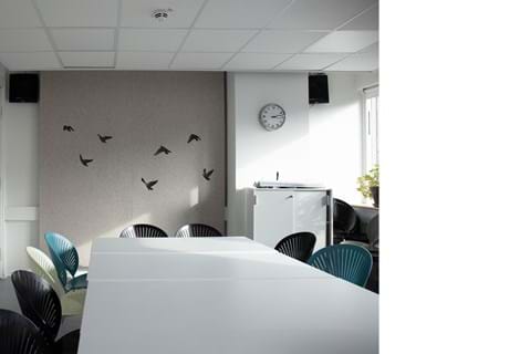 Filt gardin med fugle udskæringer på kontor (1)