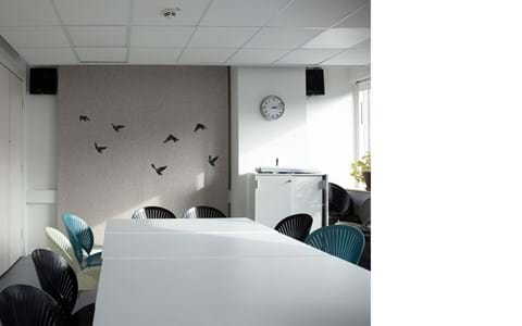 Filt gardin med fugle udskæringer på kontor (1)