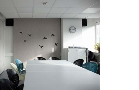 Filt gardin med fugle udskæringer på kontor (1)