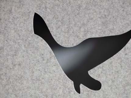 Filt gardin med fugle udskæringer på kontor (2)