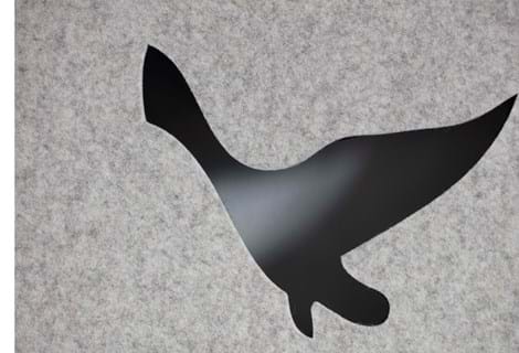 Filt gardin med fugle udskæringer på kontor (2)