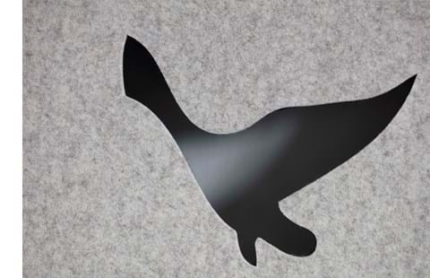 Filt gardin med fugle udskæringer på kontor (2)