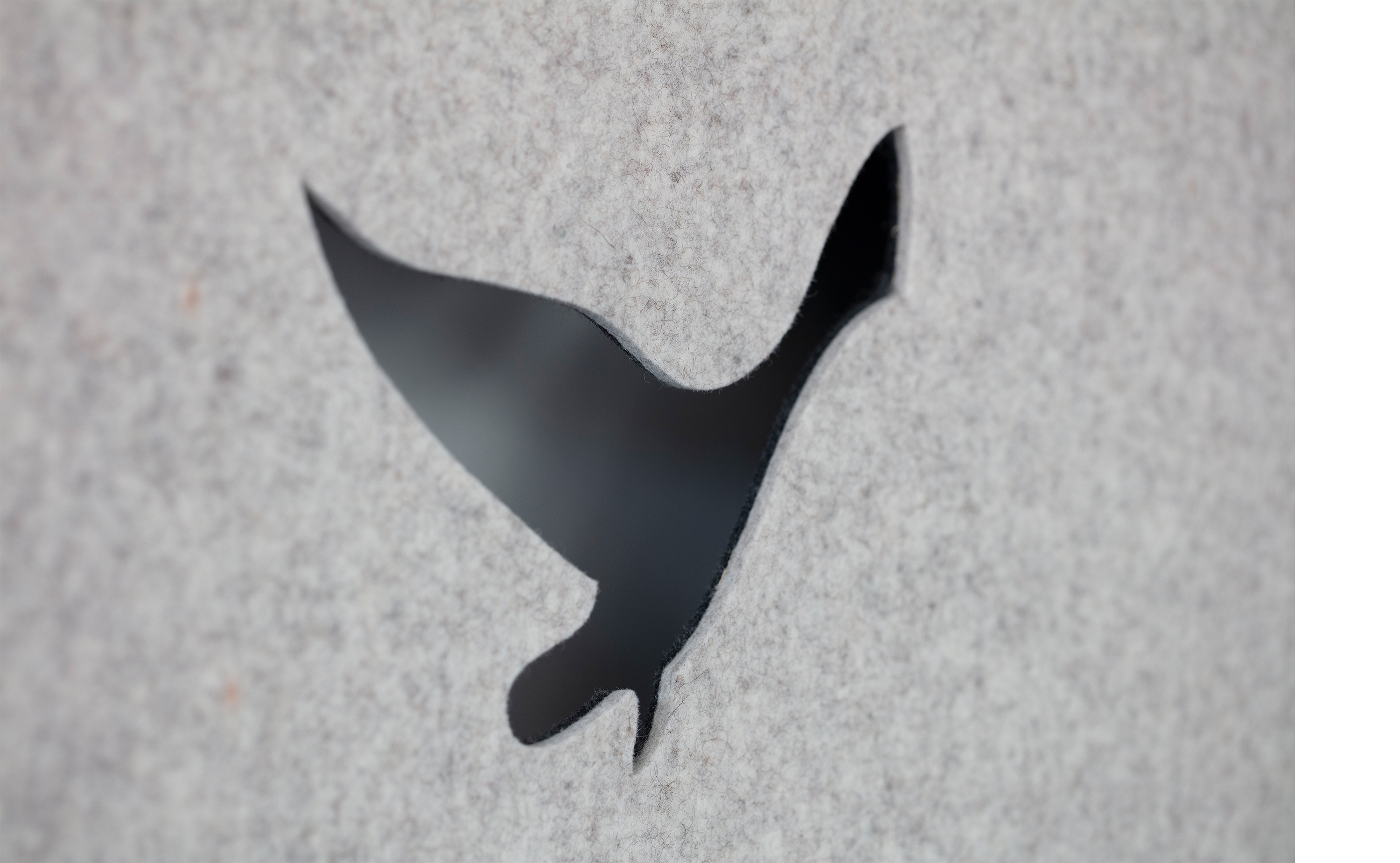 Filt gardin med fugle udskæringer på kontor (3)