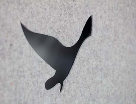 Filt gardin med fugle udskæringer på kontor (3)