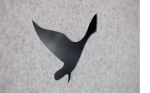 Filt gardin med fugle udskæringer på kontor (3)