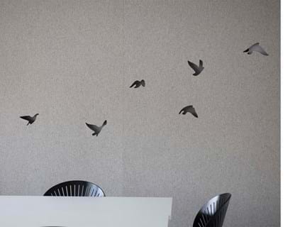 Filt gardin med fugle udskæringer på kontor (4)