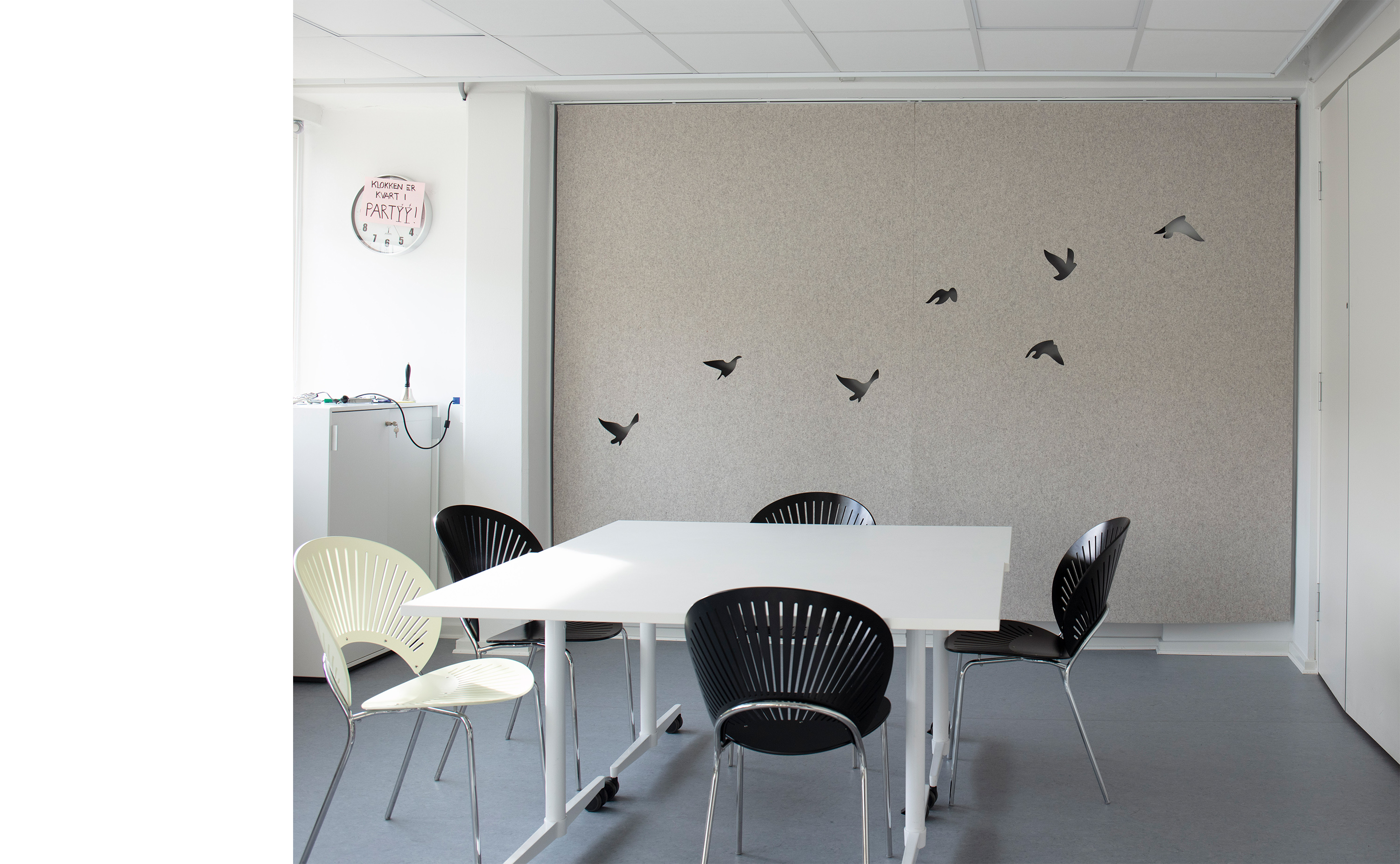 Filt gardin med fugle udskæringer på kontor (9)