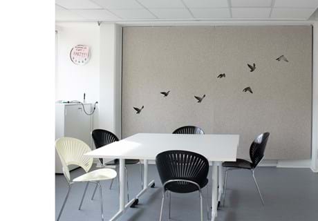 Filt gardin med fugle udskæringer på kontor (9)