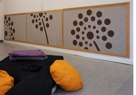 PinDot design tavle i filt på stress klinik (4)