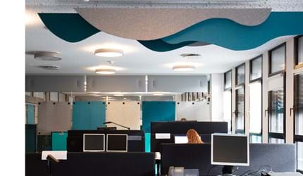 Puff akustik paneler i filt nedhængt fra loft