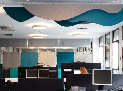 Puff akustik paneler i filt nedhængt fra loft